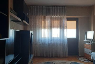 Apartament cu 3 camere decomandat în Drăgășani