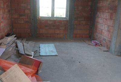 Casă cu 4 camere cu Teren 250 Mp în Valea Adâncă