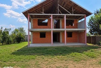 Casă cu 4 camere în Central