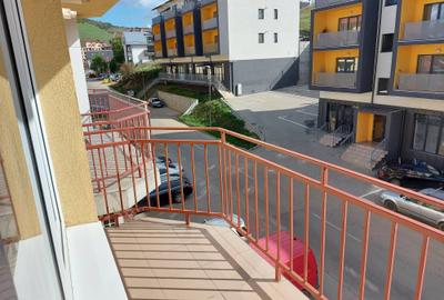 Apartament cu 3 camere semidecomandat în Florești