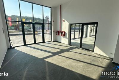 Spațiu comercial, de 550 mp, în Petros - 7