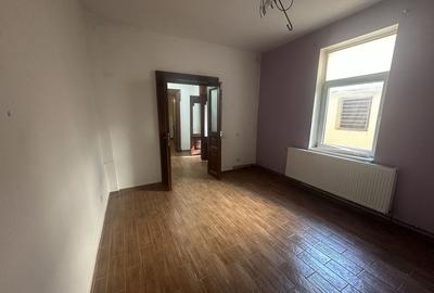 Casă cu 3 camere cu Teren 30 Mp în Central