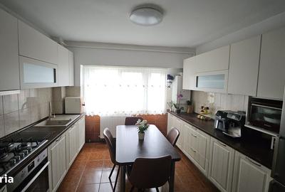 Apartament cu 4 camere decomandat în Noua