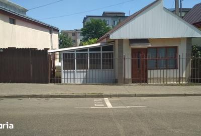 Casă cu 2 camere cu Teren 620 Mp în Central