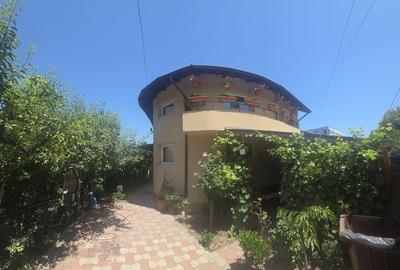 Casă cu 4 camere în Central