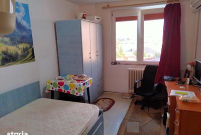 Apartament cu 3 camere semidecomandat în Tei