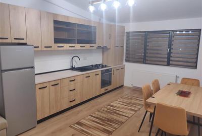 Apartament cu 3 camere decomandat, mobilat în Ipotești