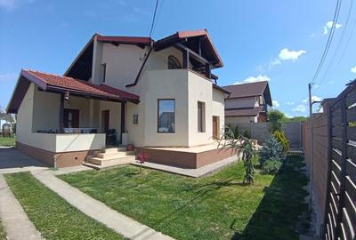 Casă individuală cu 5 camere decomandat cu Canalizare în Moșnița Veche