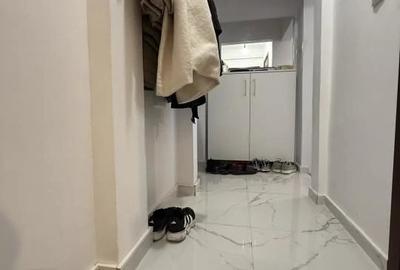 Apartament cu 4 camere semidecomandat în P-ța Doina