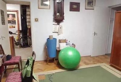 Apartament cu 3 camere semidecomandat în 7 Noiembrie
