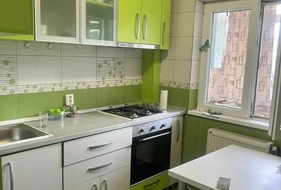 Apartament cu 3 camere decomandat, mobilat în Păcii