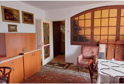Apartament cu 3 camere semidecomandat în Centrul Civic
