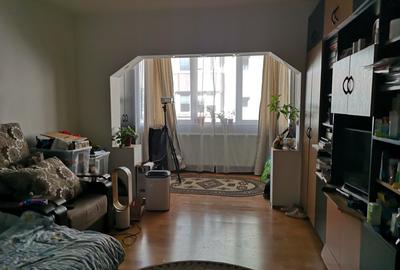 Apartament cu 3 camere decomandat în Tractorul - 3