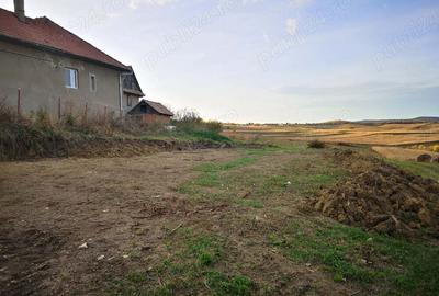 Teren de 2200 mp, în Deușu - 2