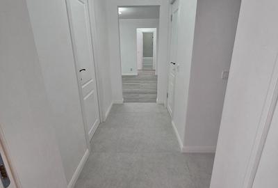 Apartament cu 3 camere semidecomandat în Cina