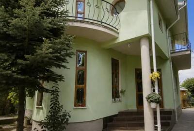 Casă cu 7 camere cu Teren 527 Mp în Preajba