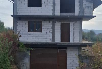 Casă cu 4 camere în Valea Adâncă