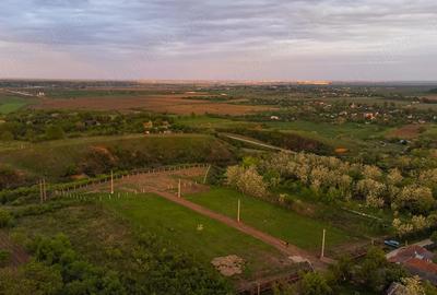 Teren de 2400 mp, în Cârlomănești - 1