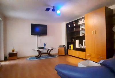 Casă individuală cu 9 camere cu Canalizare în Caragiale