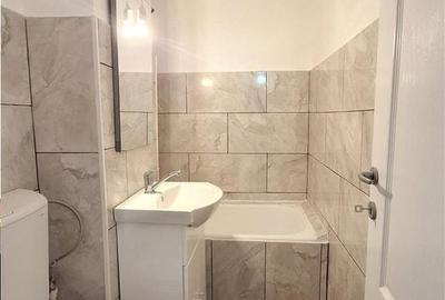 Apartament cu 3 camere semidecomandat în Alexandru cel Bun