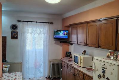 Apartament cu 3 camere decomandat în Drumul Carului