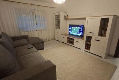 Apartament cu 3 camere decomandat în Rovine