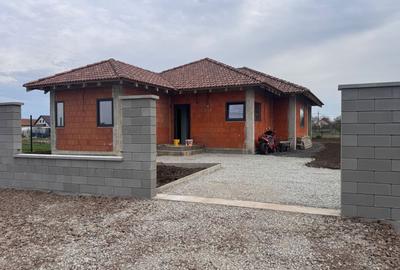 Casă individuală cu 4 camere cu Canalizare în Becicherecu Mic