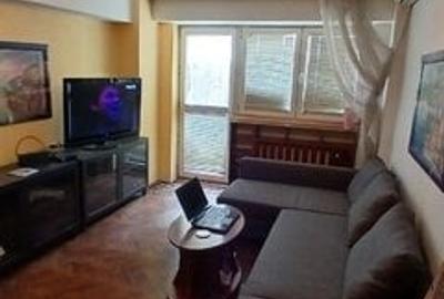 Apartament cu 3 camere semidecomandat, mobilat în P-ța Victoriei