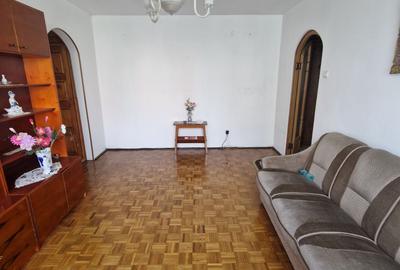 Apartament cu 3 camere semidecomandat în Dacia