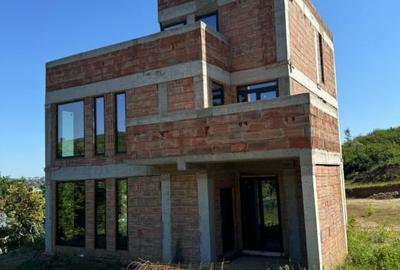 Casă individuală cu 5 camere cu Teren 640 Mp în Popas Păcurari