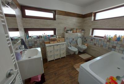 Casă cu 4 camere cu Teren 250 Mp în Central