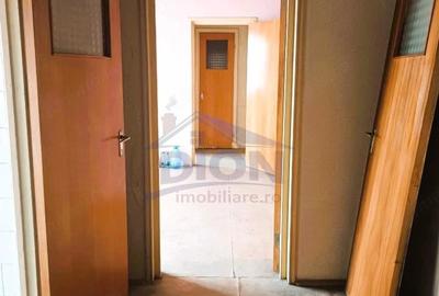 Apartament cu 3 camere semidecomandat în Rahova