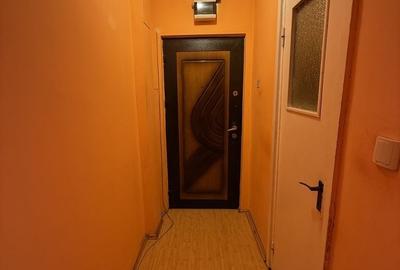 Apartament cu 3 camere semidecomandat în P-ța Doina