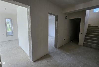 Casă cu 4 camere cu Teren 400 Mp în Central - 1