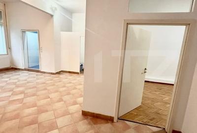 Apartament cu 5 camere semidecomandat în Central