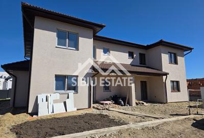 Duplex cu 5 camere cu Canalizare în Șura Mică