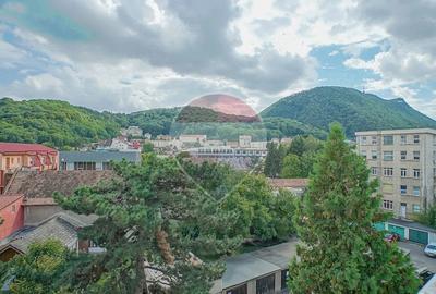 Apartament cu 2 camere semidecomandat în 15 Noiembrie