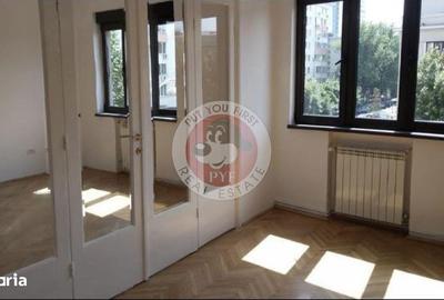 Apartament cu 5 camere semidecomandat în Romană