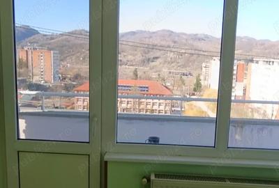 Apartament cu 3 camere semidecomandat în Vulcan - 1
