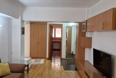Apartament cu 3 camere decomandat în Moșilor