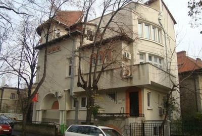 Apartament cu 3 camere semidecomandat, mobilat în Primăverii