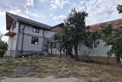 Casă cu 4 camere în Bălteni