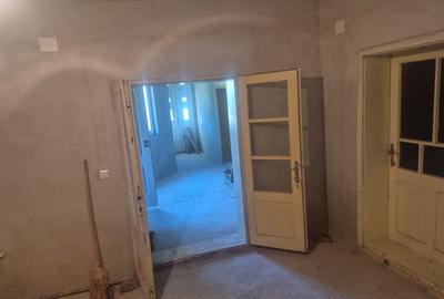 Casă cu 2 camere decomandat în Belotinț