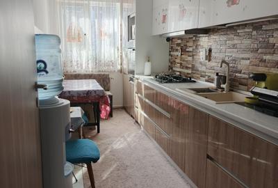 Apartament cu 3 camere decomandat în Runcu - 2
