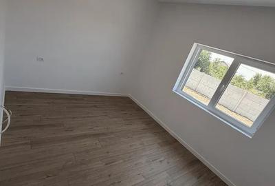 Casă cu 4 camere cu Teren 435 Mp în Domnești