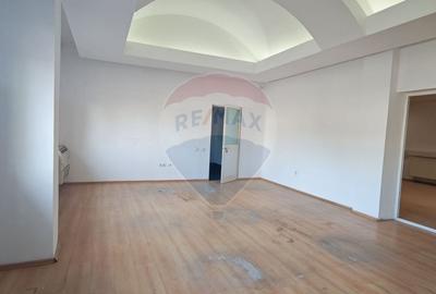 Spațiu comercial, de 2,100 mp, în Valea Rosie