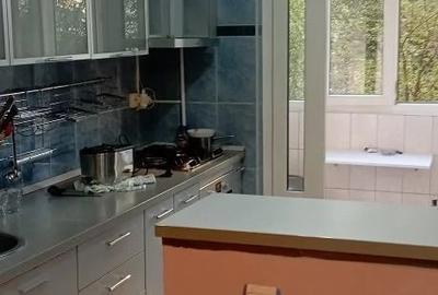 Apartament cu 3 camere decomandat în Obor