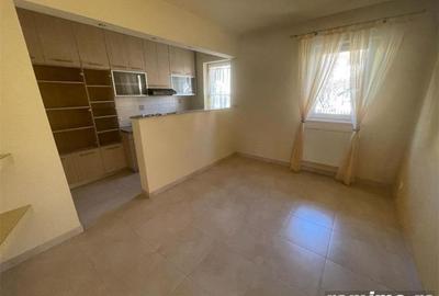 Casă cu 5 camere cu Garaj în Dumbrăvița