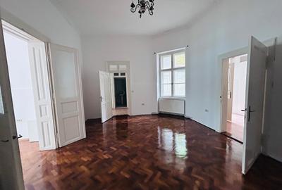 Birou, de 104 mp, în Central