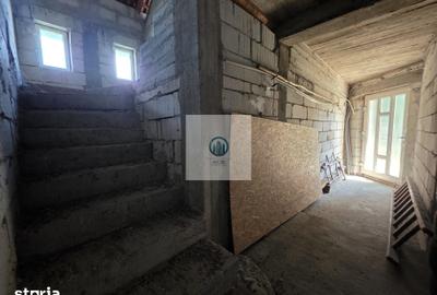 Casă cu 8 camere cu Teren 1000 Mp în Central